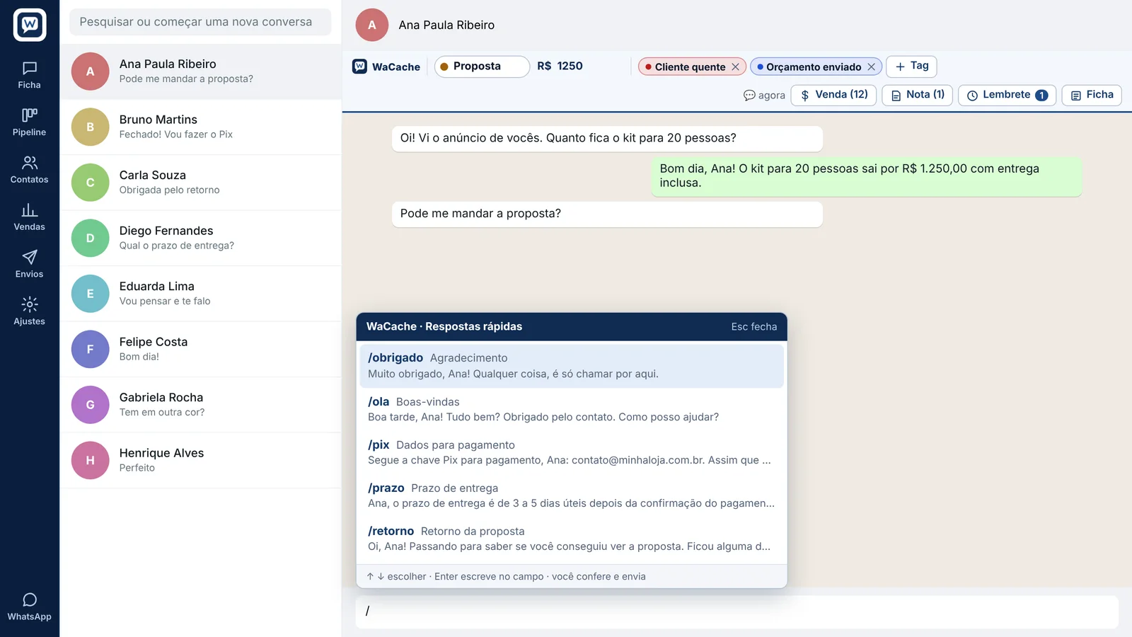 WhatsApp Web com a lista de respostas rápidas do WaCache aberta após digitar barra no campo de mensagem, mostrando as respostas obrigado, ola, pix, prazo e retorno